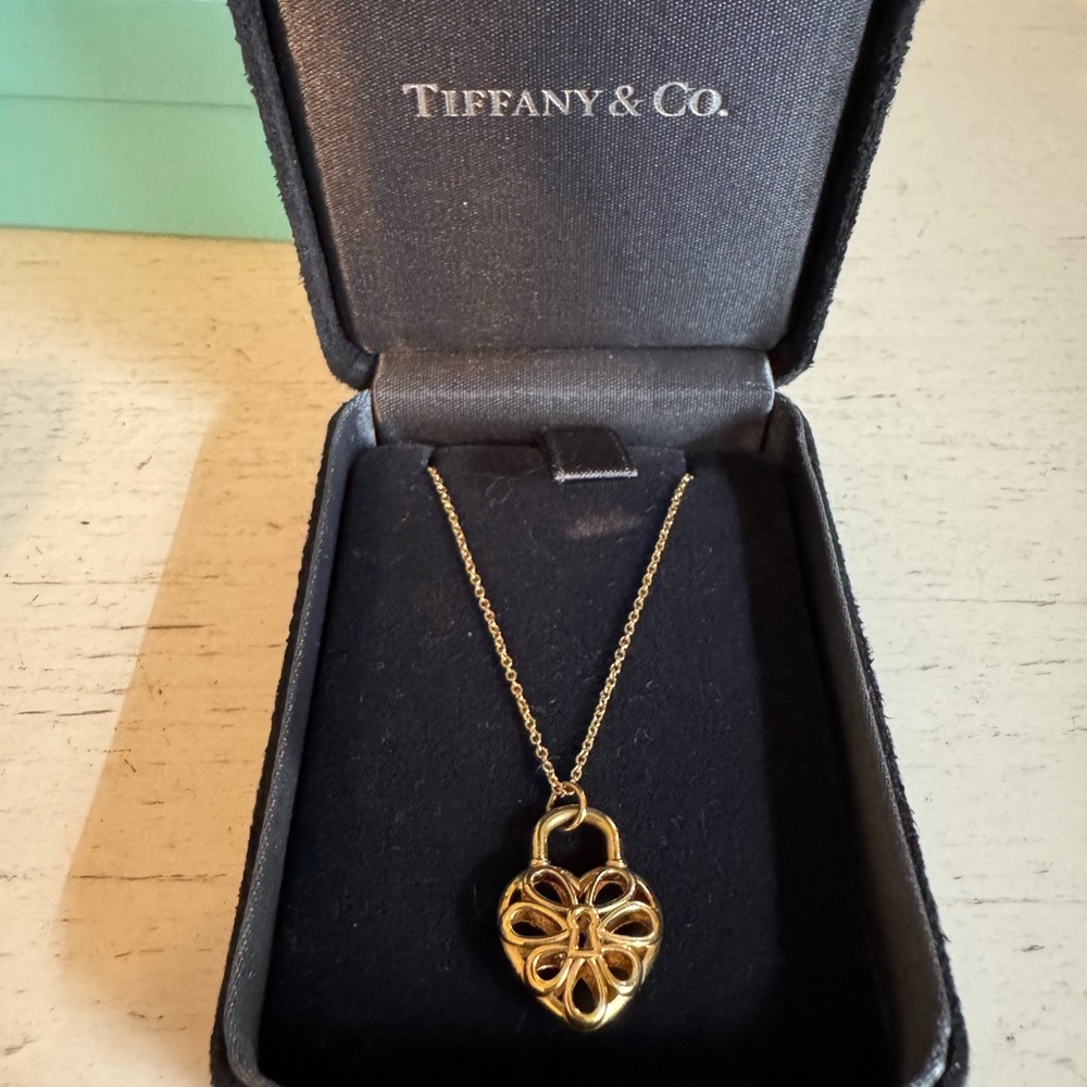 Tiffany & Co. Authentic 18K Gold Heart Flower Padlock Necklace w/box✨EUC✨
